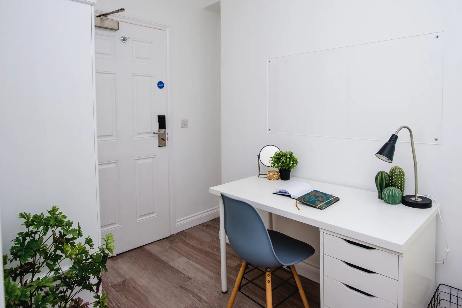 Flat C, 25 Lister Gate - Luxury 5 Bed City Centre Apartment - Image 9